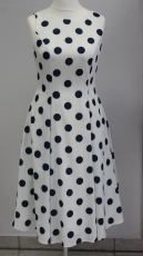 Sommerkleid mit eingenhtem Petticoat wei mit Punkten