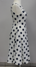 Sommerkleid mit eingenhtem Petticoat wei mit Punkten