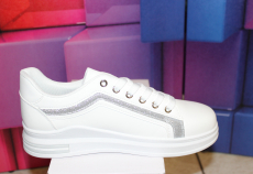 Sneaker white mit Silberstreifen
