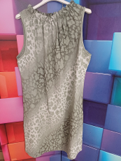 Kleid ohne Arm olivgr�n mit Leo-Print