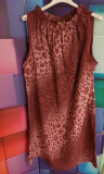 Kleid ohne Arm weinrot mit Leo-Print