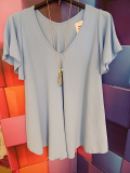Kurzarm-Shirt/-Bluse  mit Kette hellblau